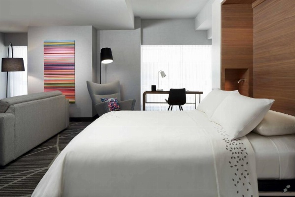 Renaissance by Marriott Montreal Downtown Hotel image 12