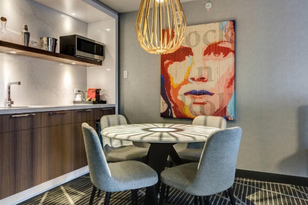 Renaissance by Marriott Montreal Downtown Hotel image 16